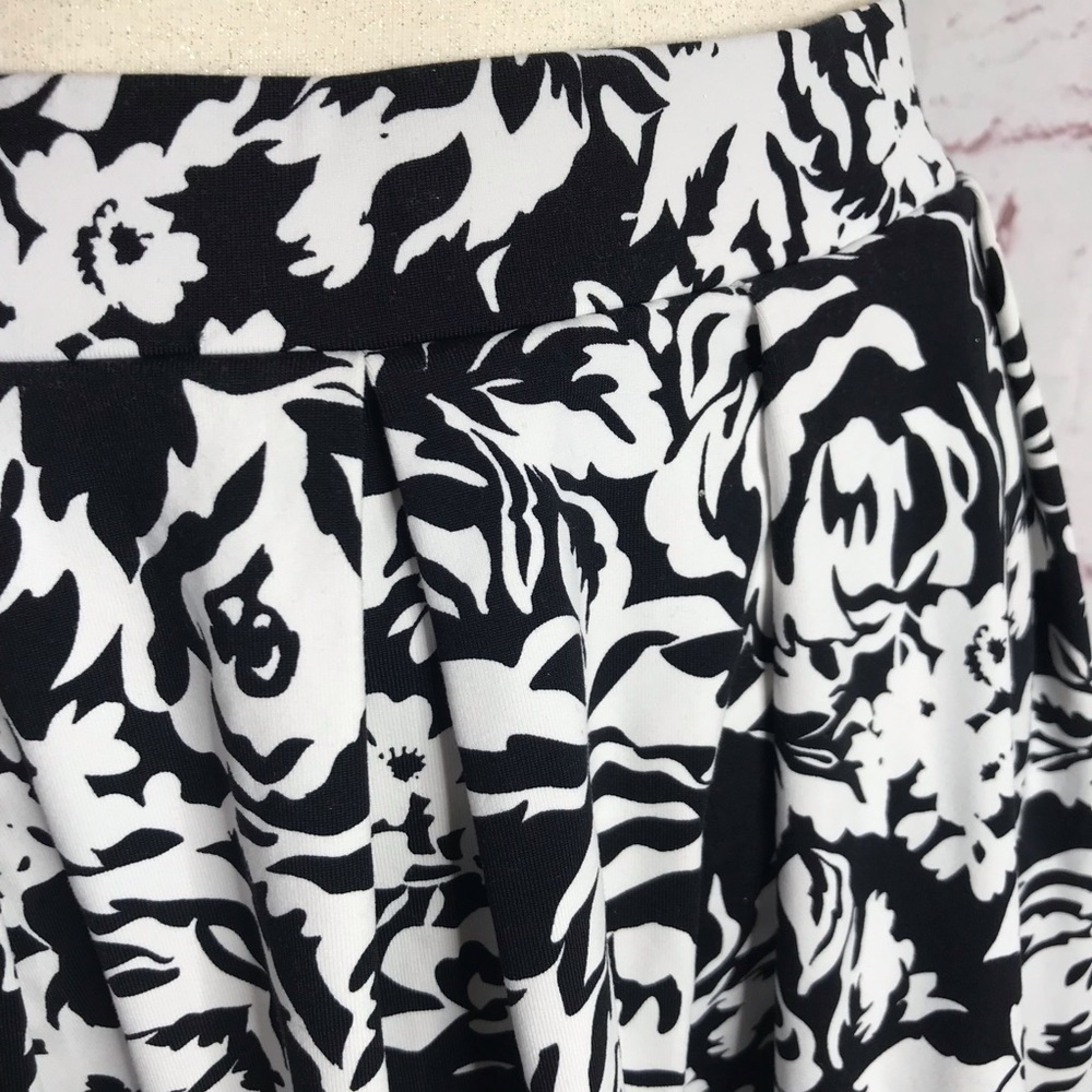 ADRIENNE VITTADINI XS Floral Black & White Box Pleat A-Line Swing Skater Skirt - Picture 5 of 13